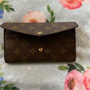 LOUIS VUITTON
Monogram Sarah Wallet